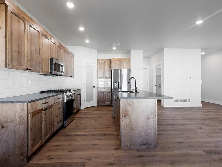 656 Jeanine Dr — Photo 10