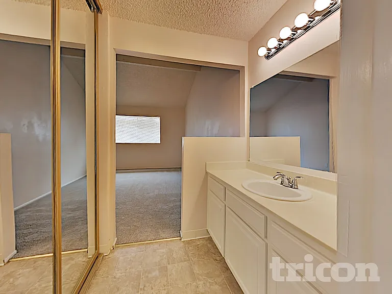 3239 Hartford Ave — Photo 8