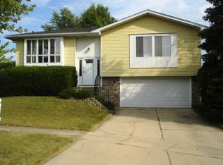 305 Royce Ln, Roselle, IL 60172