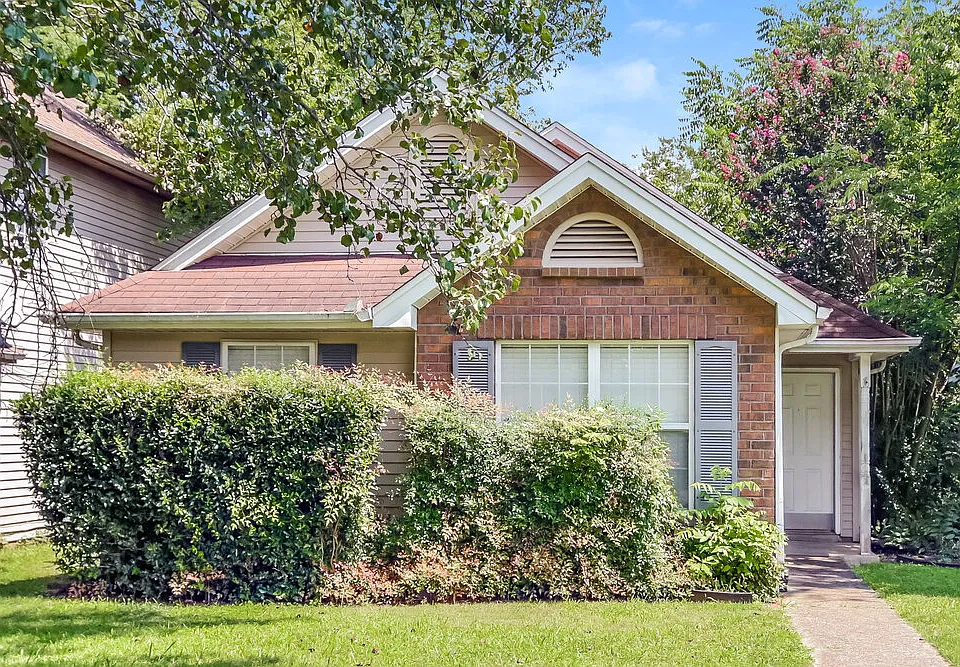 211 Hunters Chase Dr