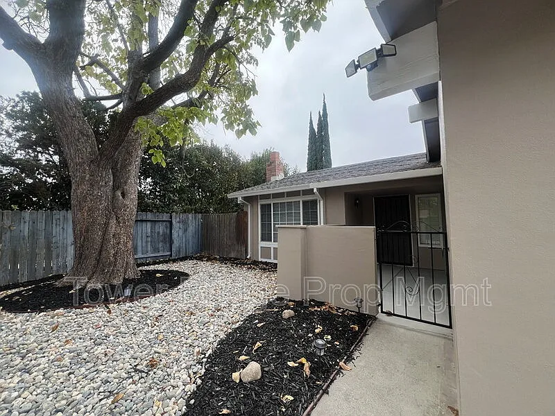 4 bed, 2.0 bath, 1400 sqft, $2,695 — Photo 2