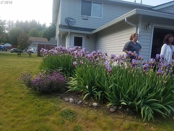 3rd image of 108 NE Coast Pine Ave