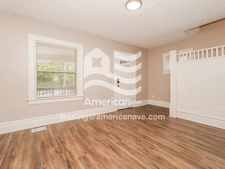 1333403_002_wm_-_living_room_12963260.jpg