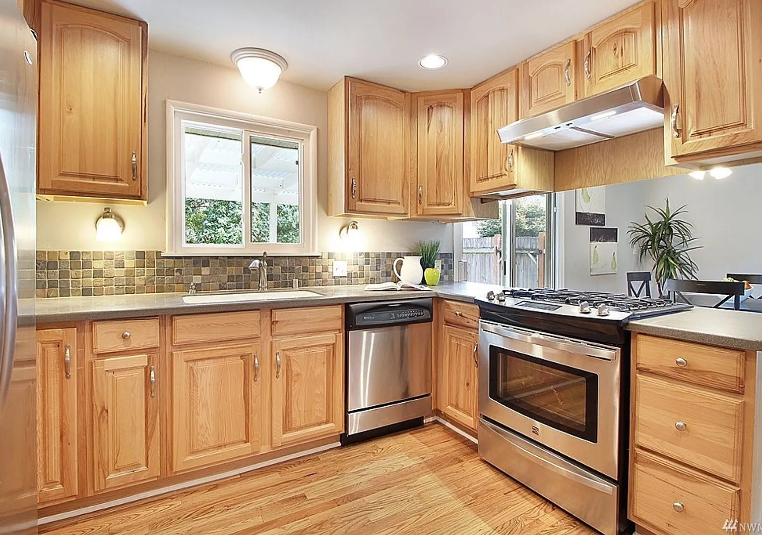 3Bd/2.5Ba Edmonds Home — Photo 4