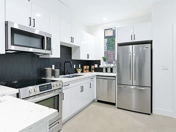 4th image of 14023 Greenwood Ave N