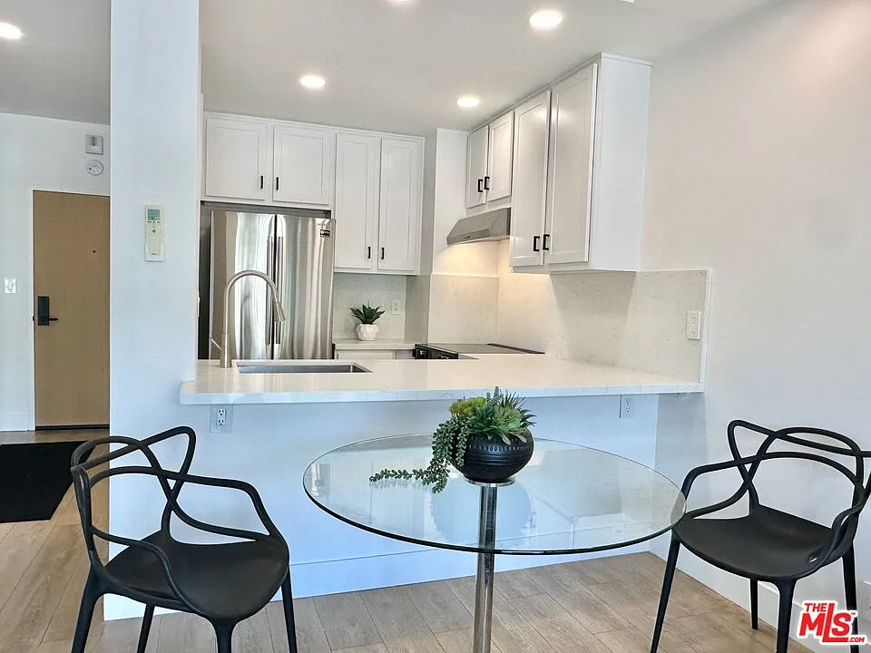 Building Photo - 999 N Doheny Dr #904