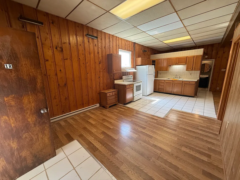 401 Smith St #1R