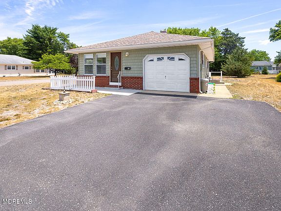 4th image of 32 Guadeloupe Drive