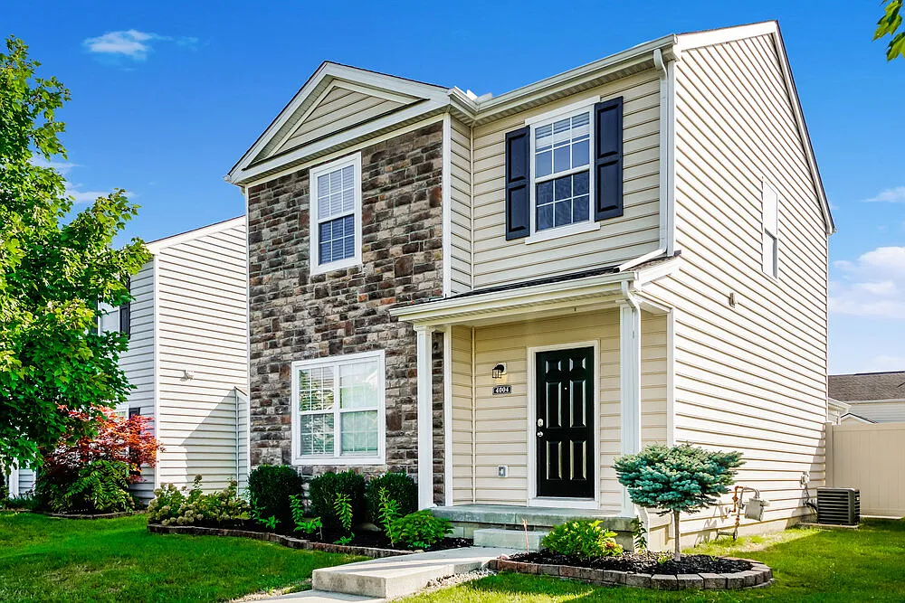 3 bed, 2.5 bath, 1484 sqft, $2,405 — Photo 1
