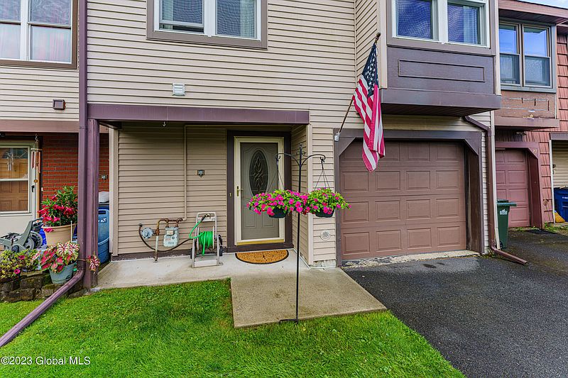 3rd image of 89 Meadowlark Drive