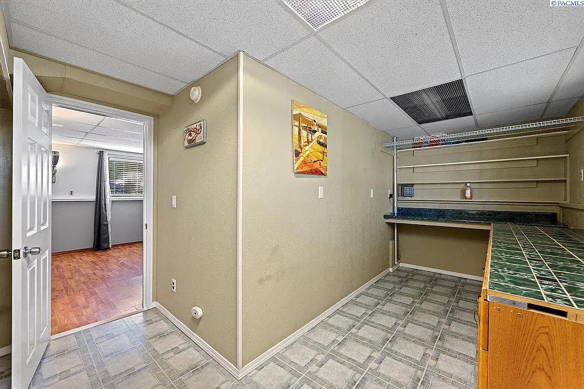 3 bed, 2182 sqft, $2,500 — Photo 3