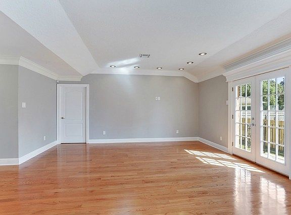 3rd image of 5001 Paris Ave