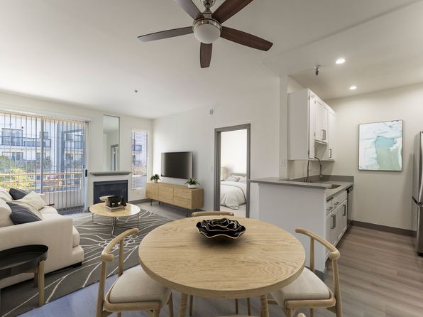 1325 N Sierra Bonita Ave APT 205