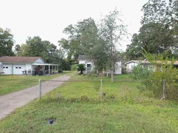 124 N Oak St, Clute, TX 77531