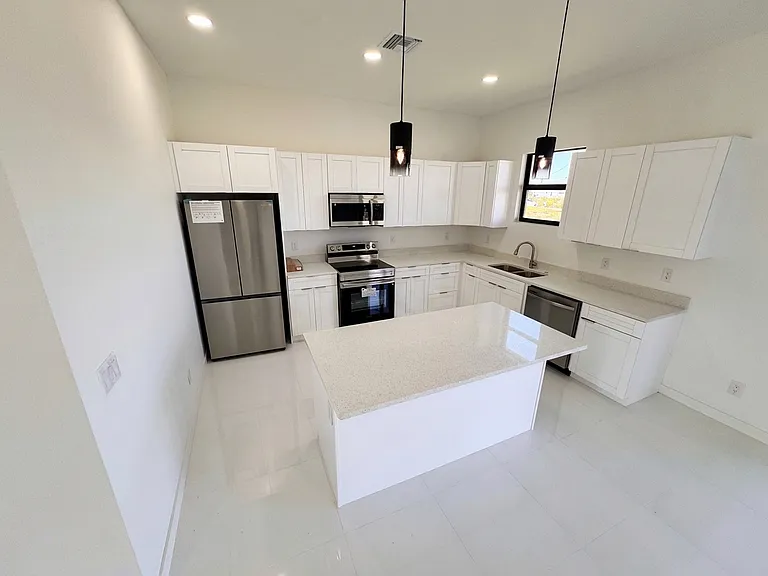 3032 NW 41st Ave — Photo 8