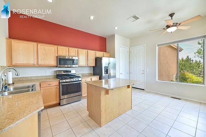 3 bed, 2.0 bath, 1358 sqft, $2,200 — Photo 4