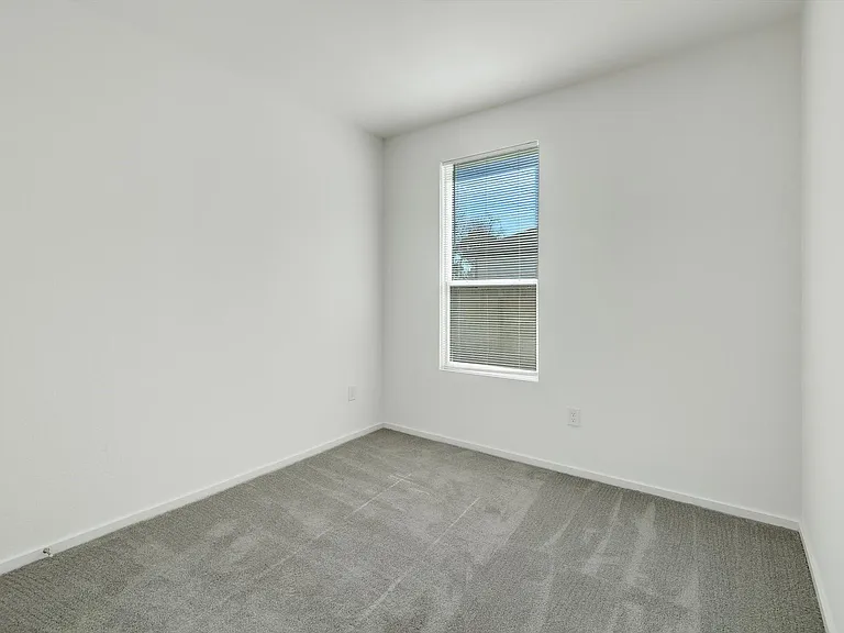 511 Louis Ln — Photo 4