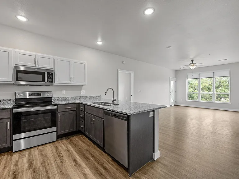 255 Robins Rd — Photo 36
