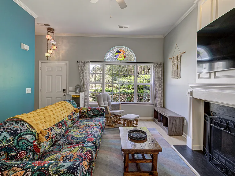 201 Adele Ct — Photo 4