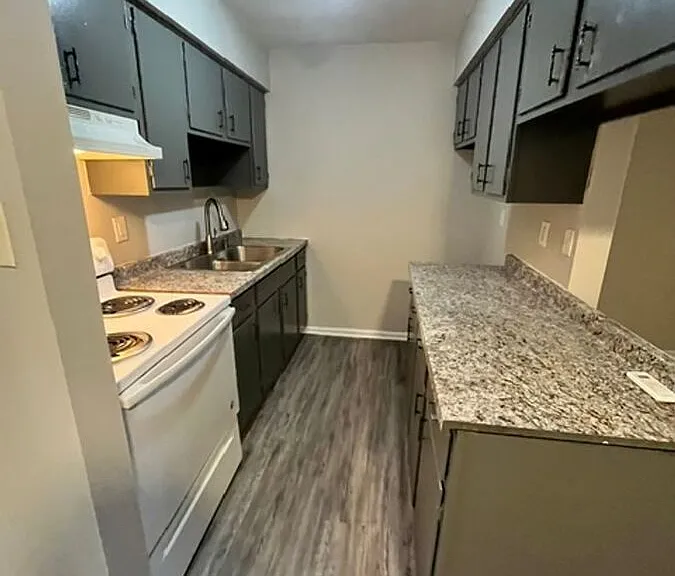 2021 Cambridge Dr #11 — Photo 1