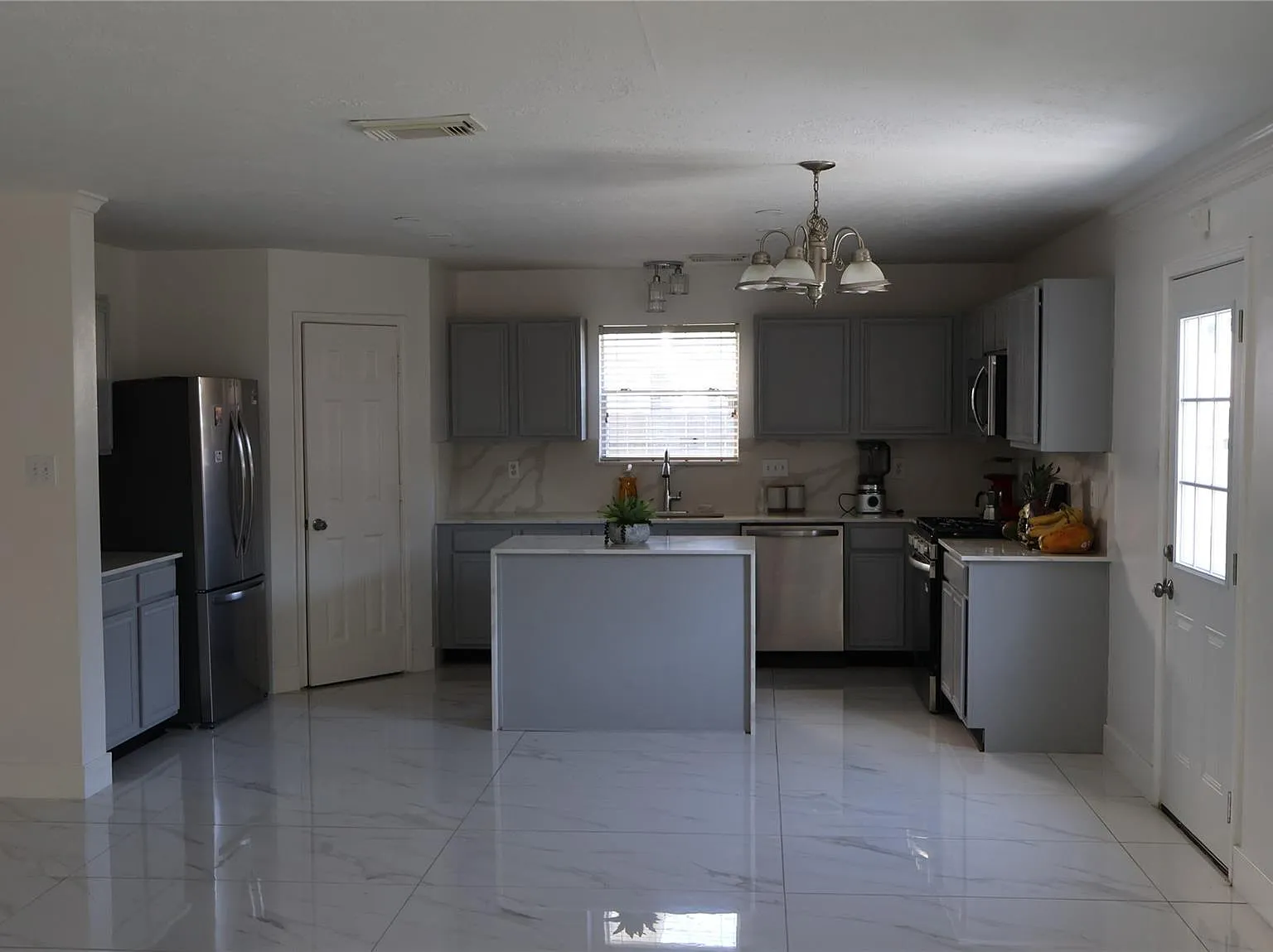 4 bed, 2.5 bath, 2721 sqft, $2,200 — Photo 3