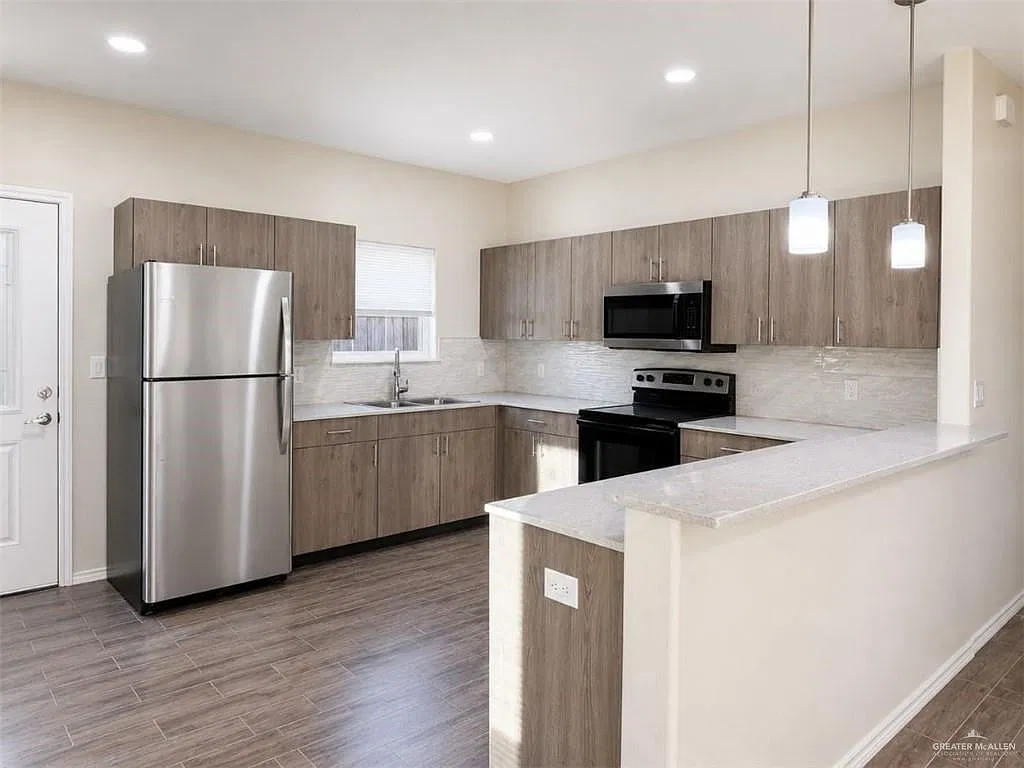 2 bed, 2.0 bath, 930 sqft, $1,000 — Photo 2
