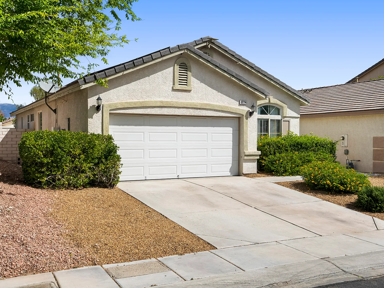 3 bed, 1305 sqft, $2,300 — Photo 1
