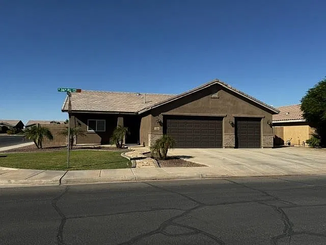 3 bed, 2.0 bath, 1551 sqft, $2,300 — Photo 1
