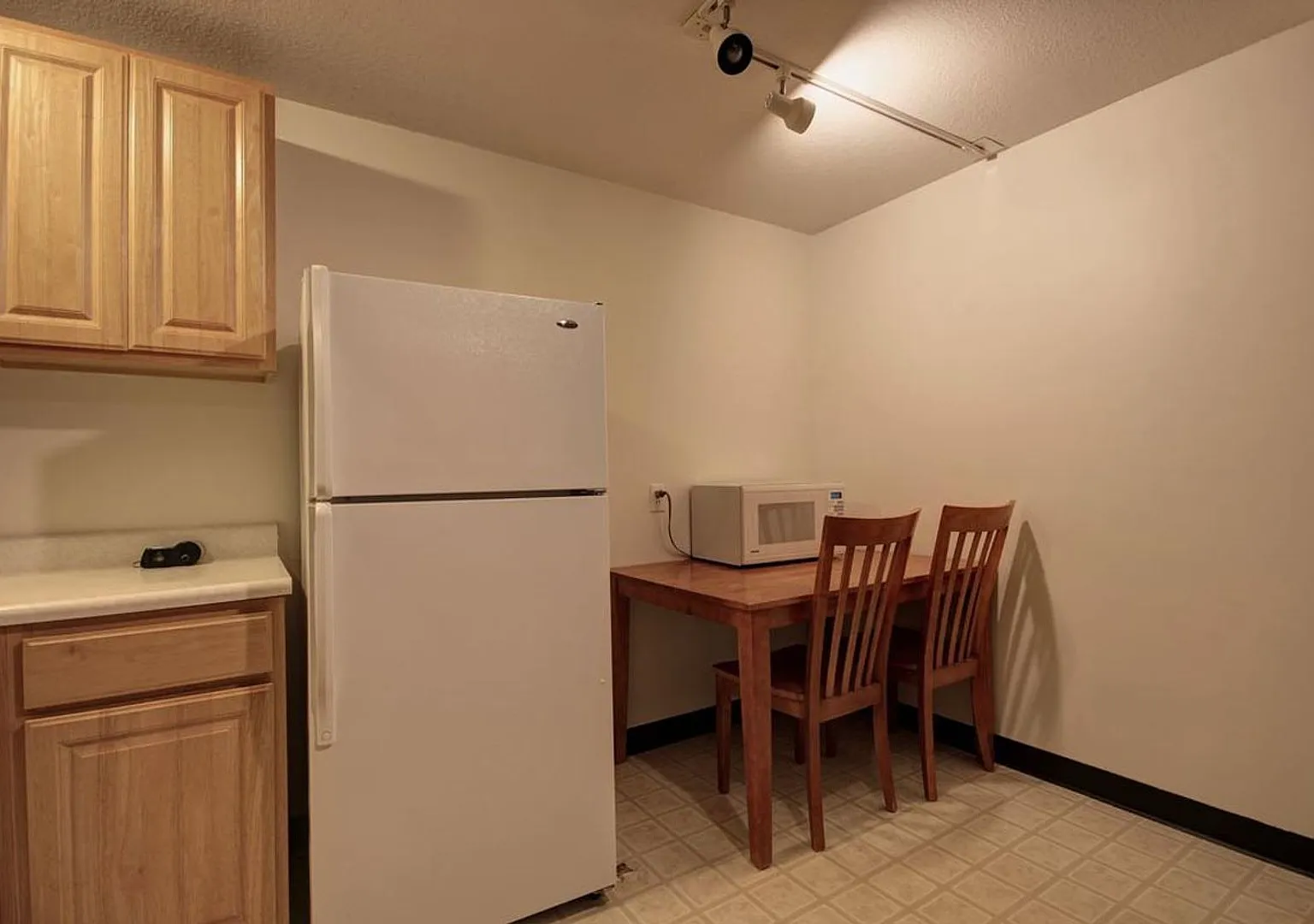 106 N Gregory St — Photo 4