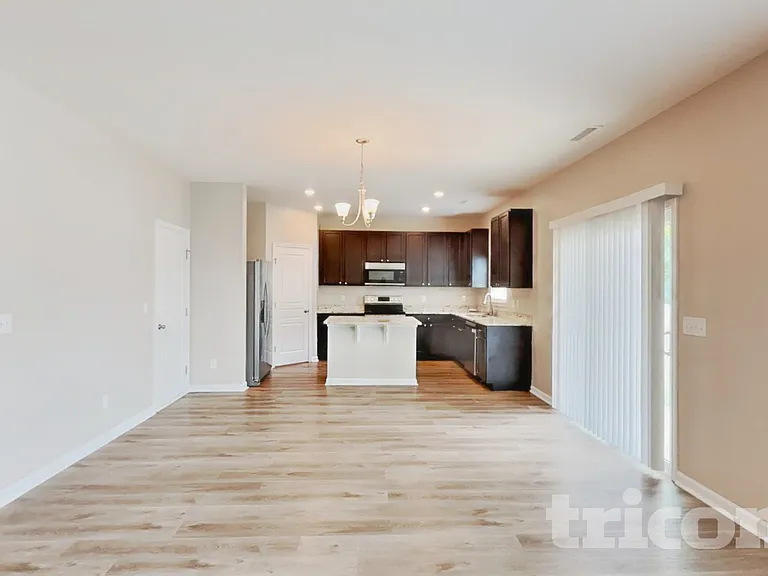 923 Avondale Dr — Photo 3