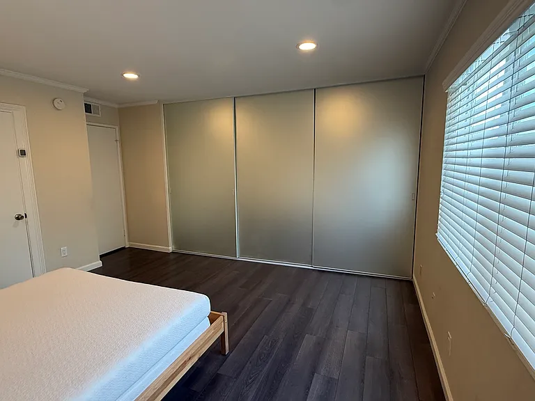 1122 Cleghorn Dr #E — Photo 2