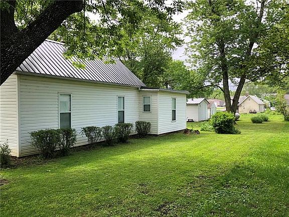 4th image of 890 E Elm St