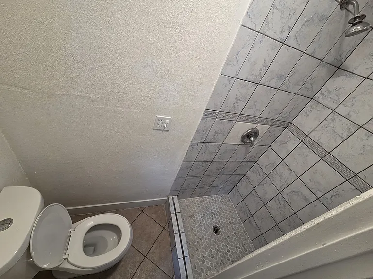 1345 S Flower St — Photo 21