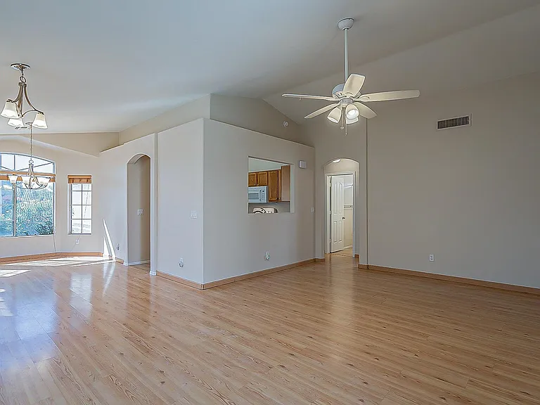 718 W Baylor Ln — Photo 8
