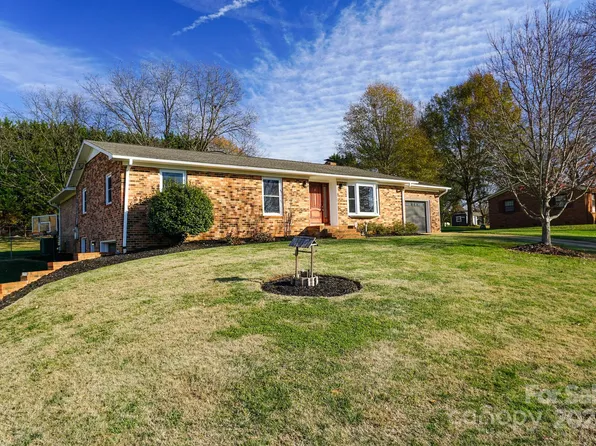 2514 Pinoak Dr, Hickory, NC 28602