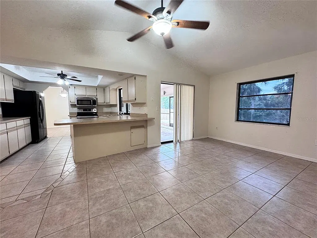 3 bed, 2.0 bath, 1849 sqft, $1,900 — Photo 4