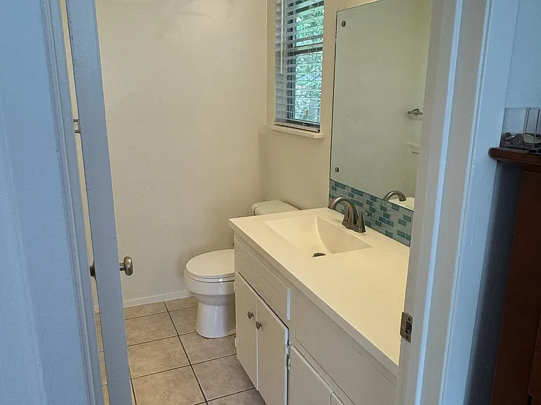 904 Aurora Cir — Photo 16