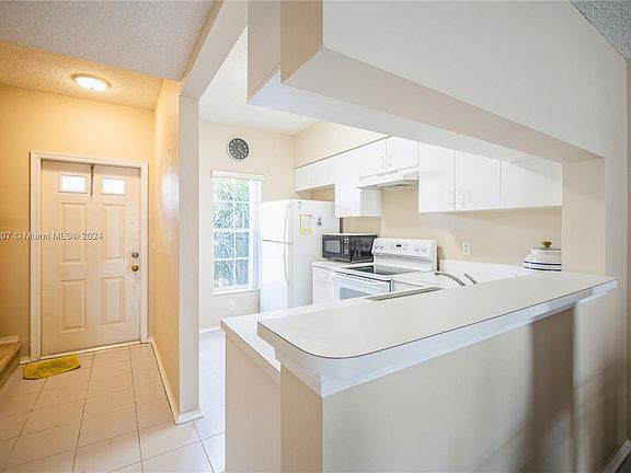 3rd image of 81 Simonton Cir