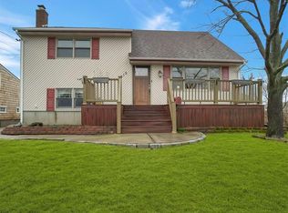 915 S 5th St, Lindenhurst, NY 11757