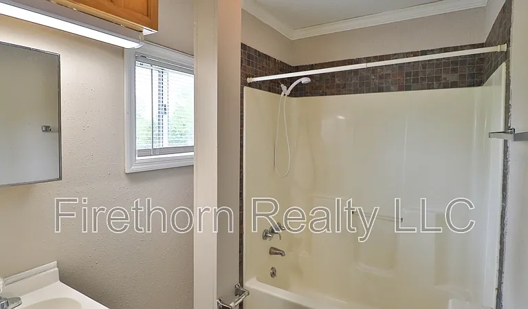 1400 Maple St — Photo 17