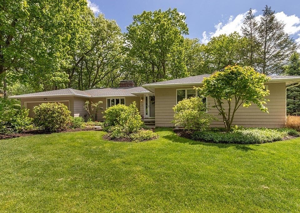 1st image of 6 Brentwood Cir
