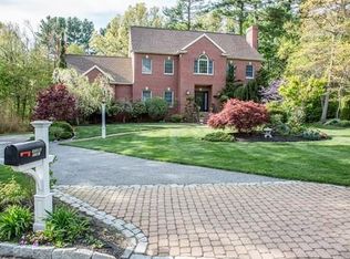 3 Fawn Cir, Bedford, MA 01730