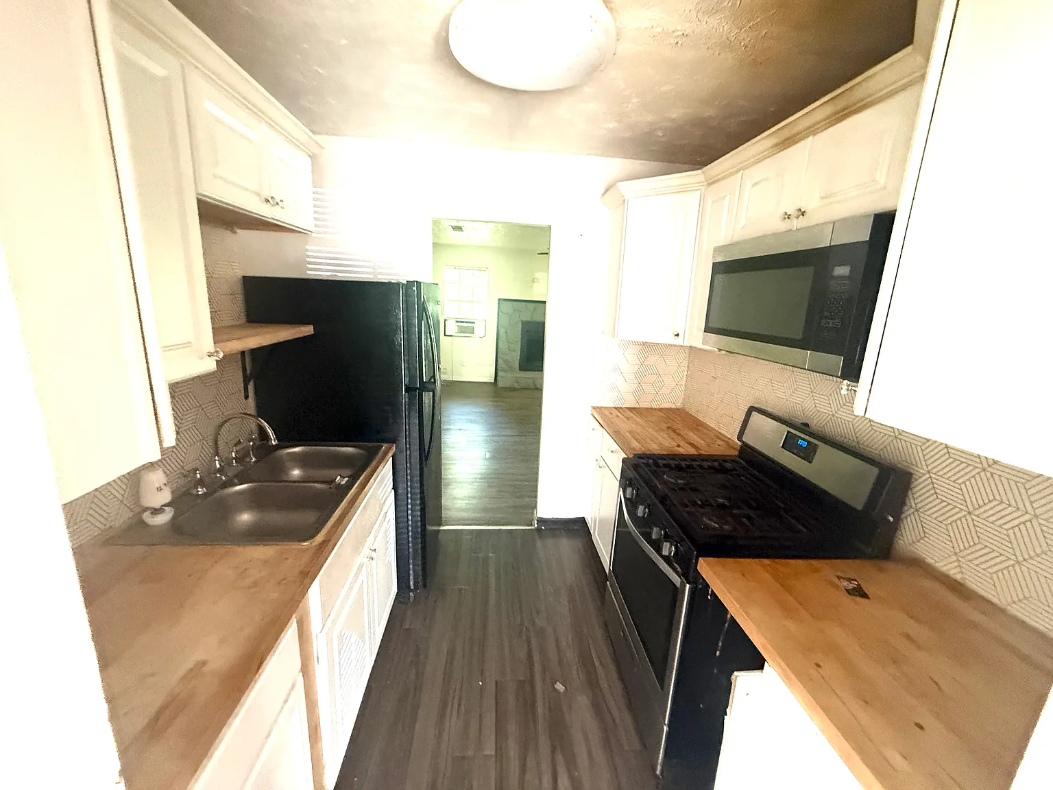 3 bed, 1196 sqft, $1,850 — Photo 2