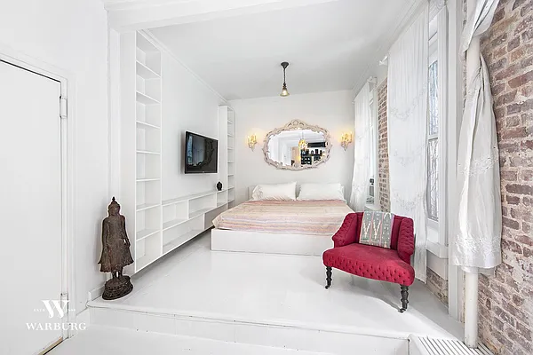 Rented by Warburg | media 10