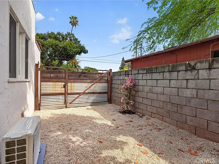 223 N Padre Juan Ave — Photo 32