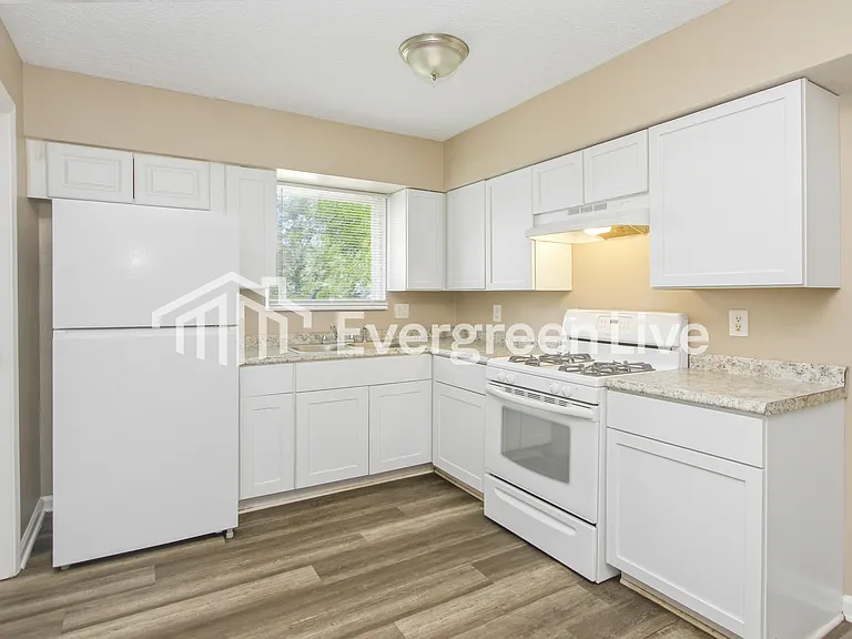 3433 Caroline Ave — Photo 6