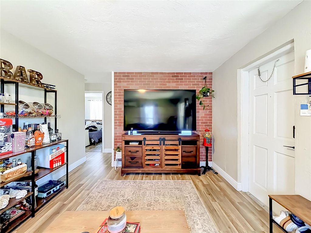 800 NW 17th Ter, photo 2