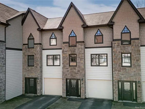 16 Brownstone Ln, Fredericton, NB E3A 9G3