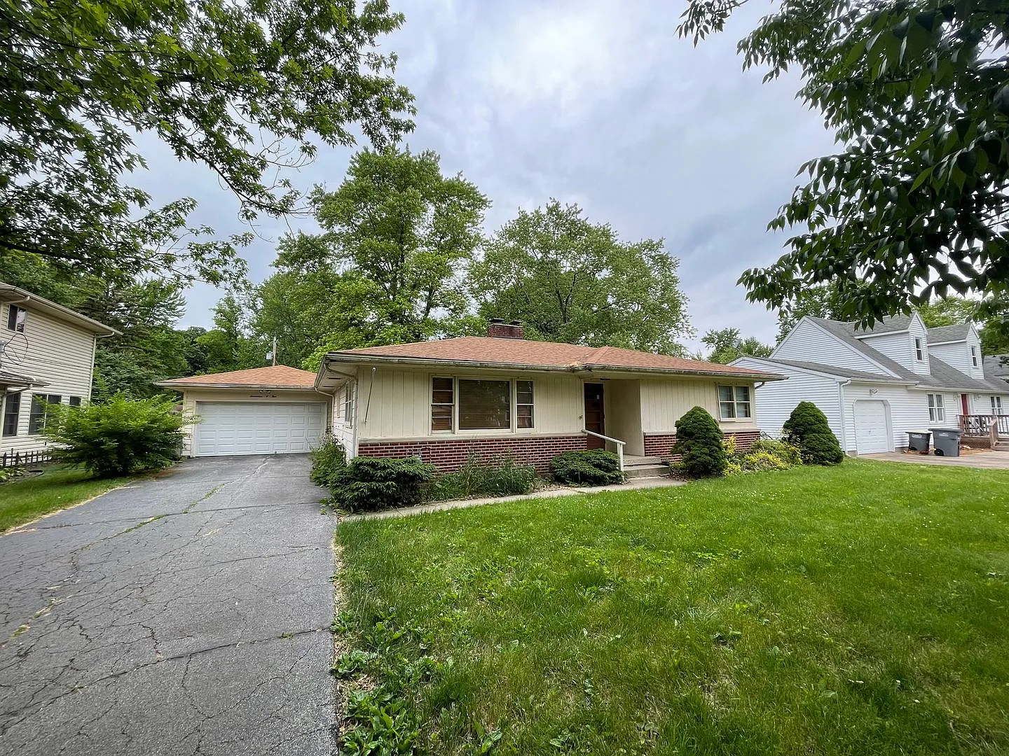 3 Bedroom House Close To Ross-Ade And MacKey Waived Application Fees! — Photo 1