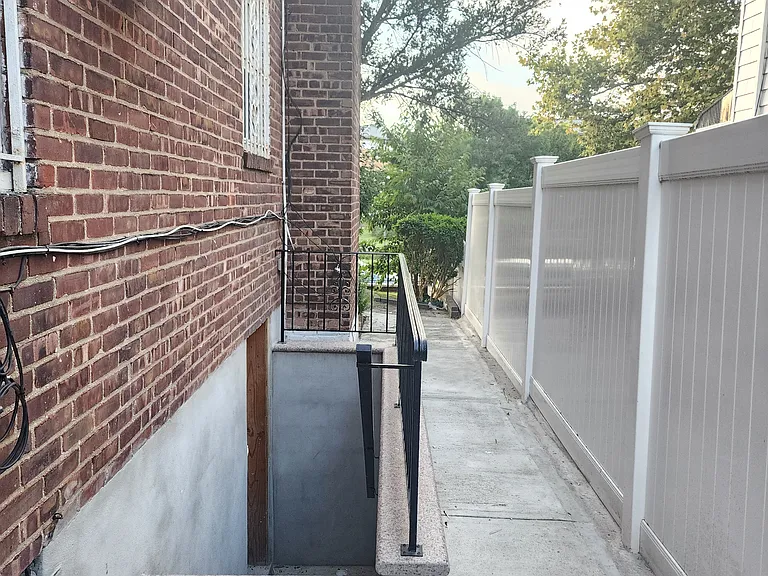16914 Grand Central Pkwy #1A — Photo 3